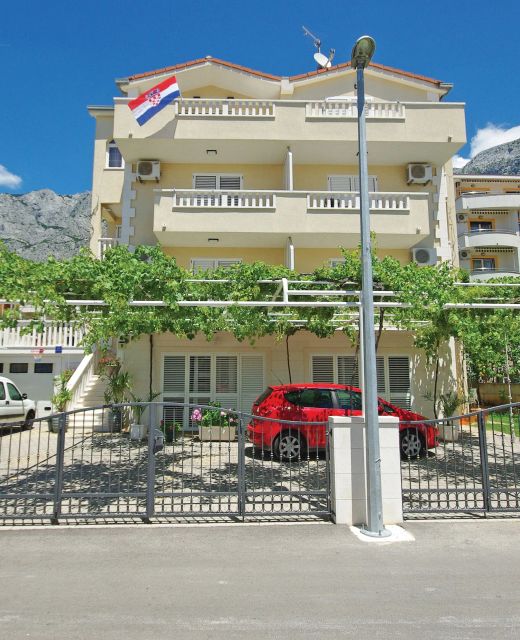 Apartments With Parking Space Makarska - 14667