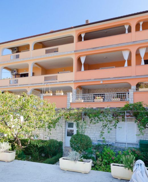 Apartments Mirjana B Lopar