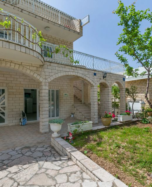 Apartments Luca Omis