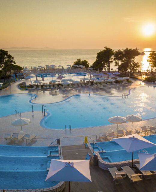 Royaluxs Hotel Resort Nin
