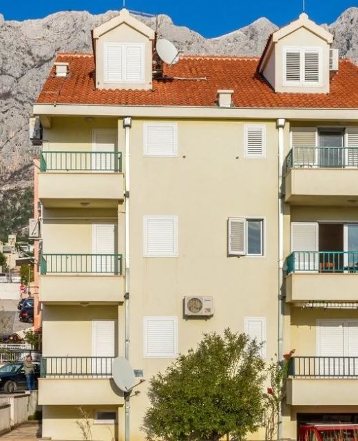 Apartments With Parking Space Makarska - 18170