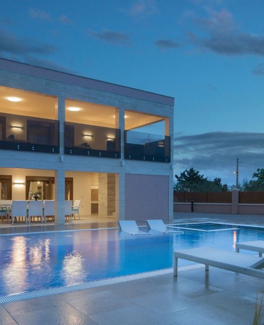 Luxury Villa With A Swimming Pool Vir - 18568