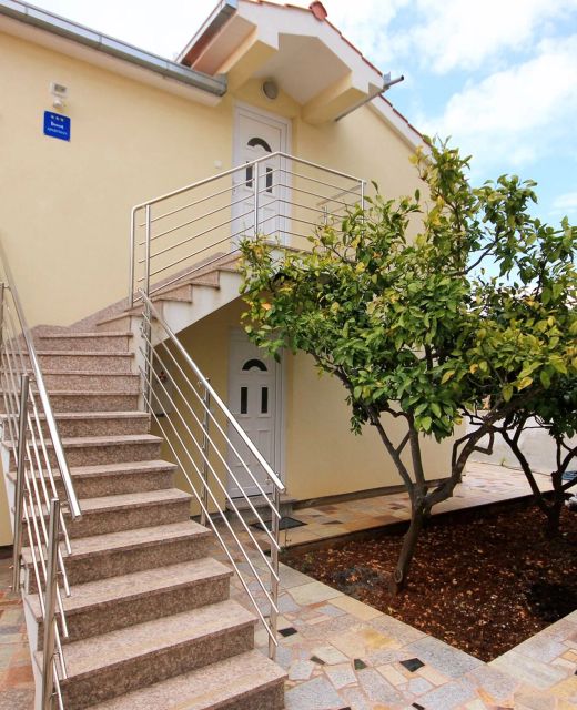 Apartments By The Sea Vinišće, Trogir - 10008 Vinišće