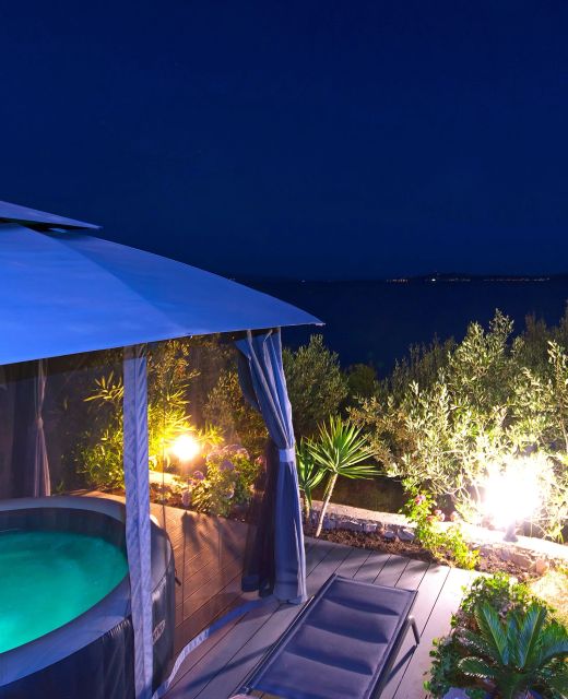 Beachfront House With Hot TubRastići, Čiovo - 18478 Rastići