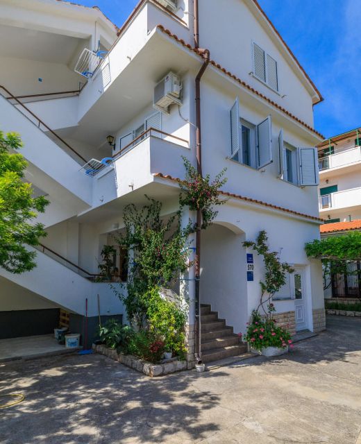 Apartments Anica J Lopar