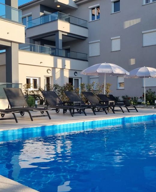Luxury apartments with pool Punta Šilo