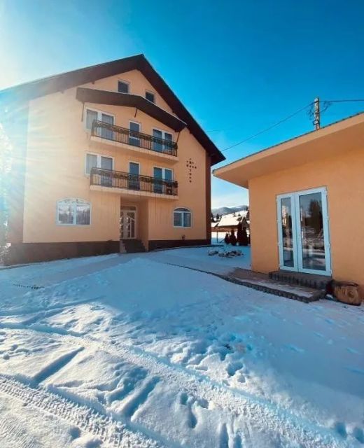 Casa Raluca Galbena