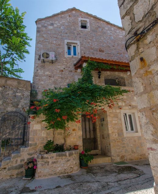 House Stone house in center Jelsa