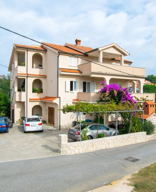 Apartments Mirjana V Lopar