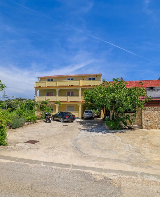Apartments Milorad M Lopar