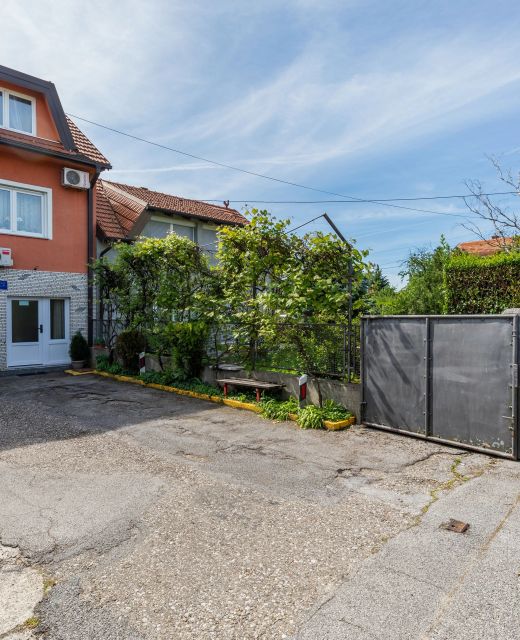Apartments With Parking Space Zagreb - 22812