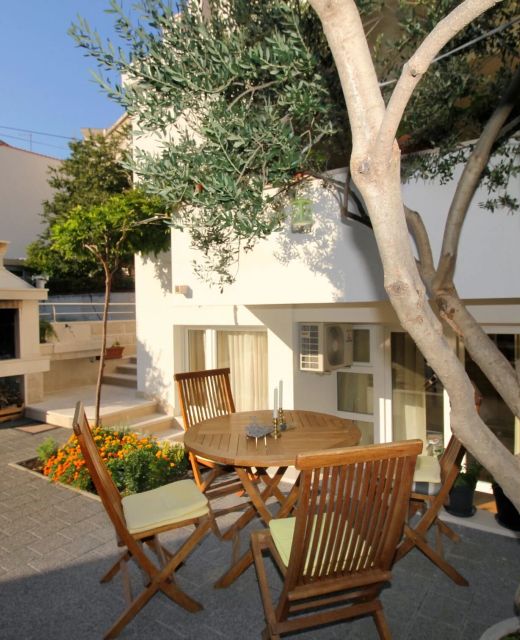 Apartments With Parking Space Makarska - 20700