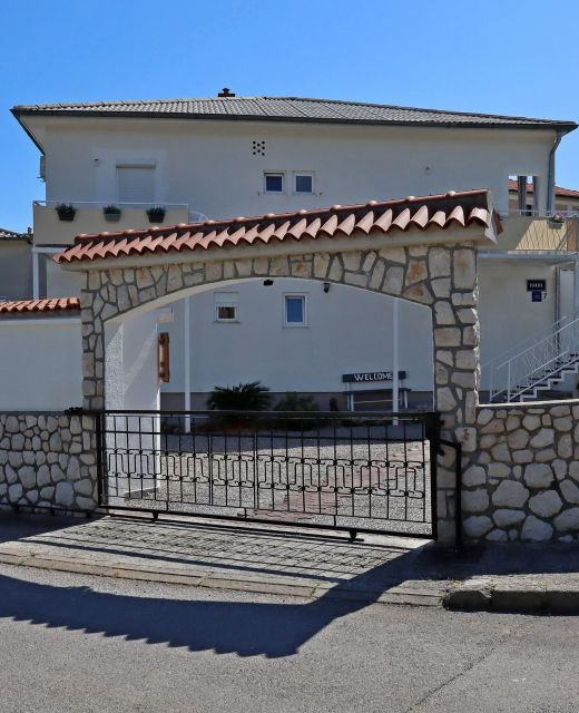 Rooms With A Parking Space Novi Vinodolski - 21509