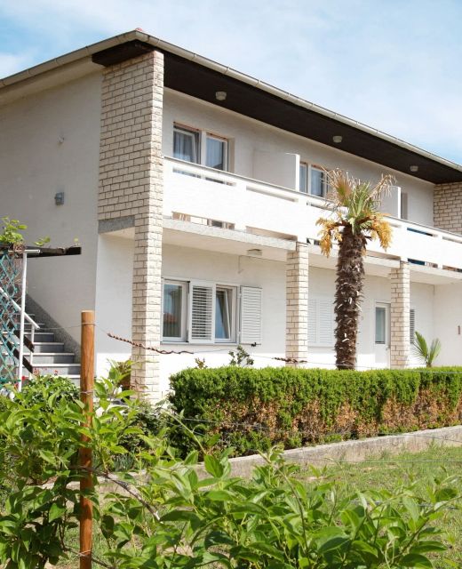 Apartment and Rooms Albina Baska