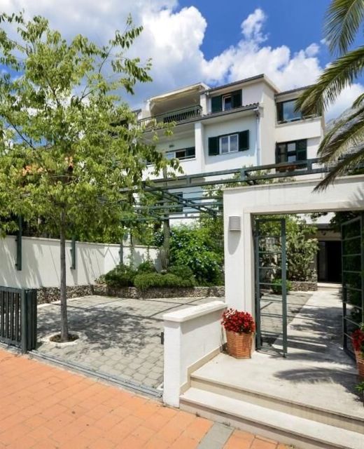 Apartments Gianni Makarska