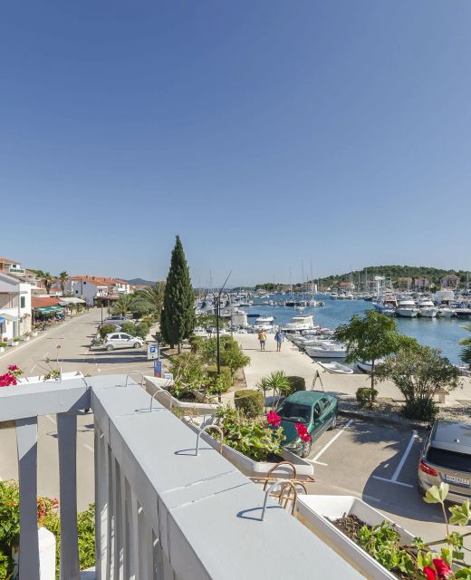 House Blue Island Jezera