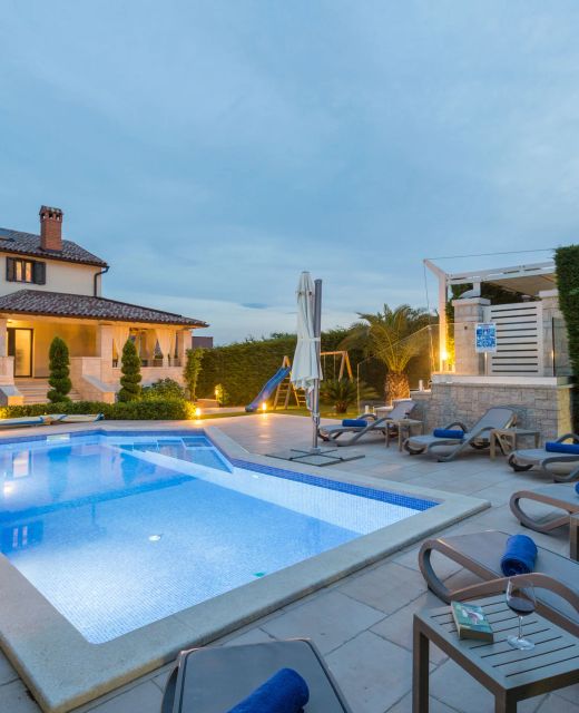 Villa Anabel s bazenom i whirlpool-om Kastelir II