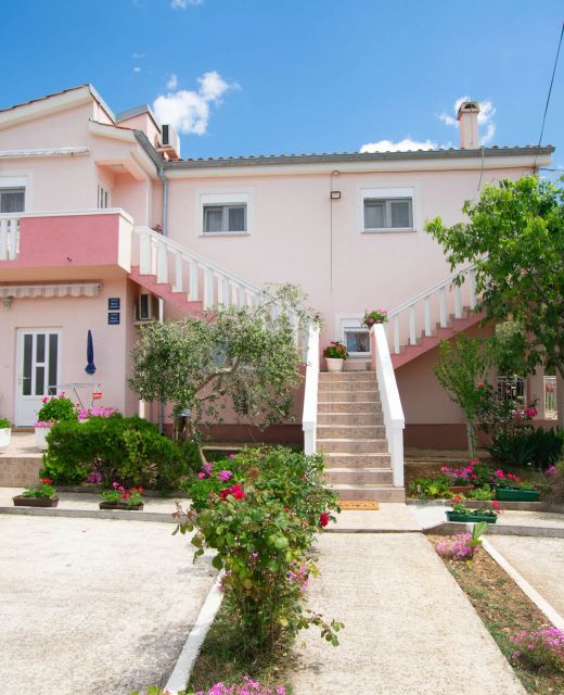 Apartments Ljubo Vrsi