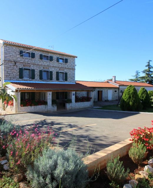 House Castello s velikom okućnicom Kastelir