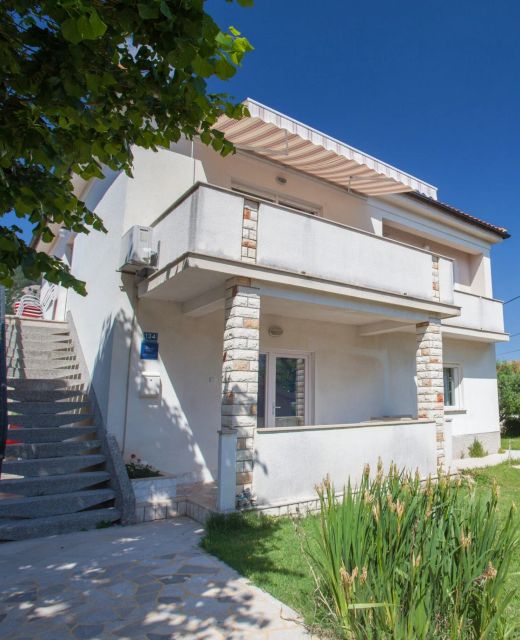 Apartments & rooms Dekanic Baska