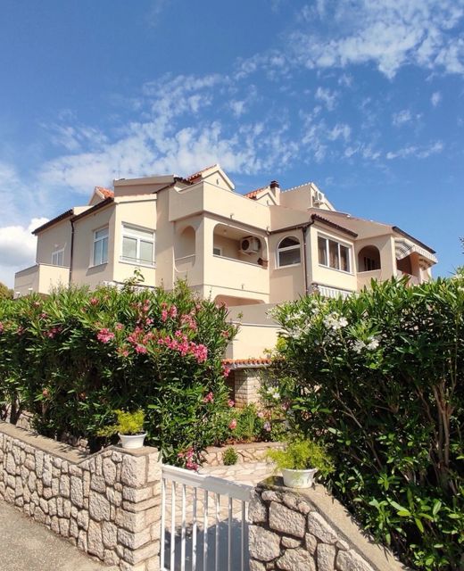 Apartments Mandre near sea