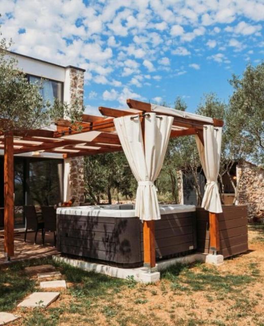 House Stone house with jacuzzi Lukoran