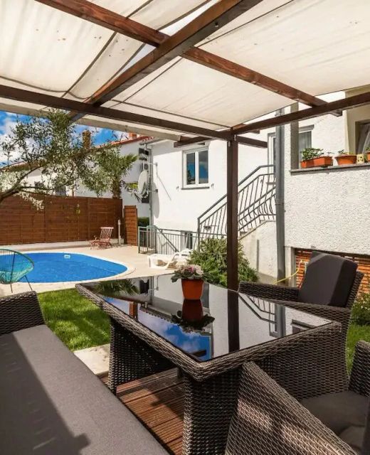Apartment Paola with Pool Poreč