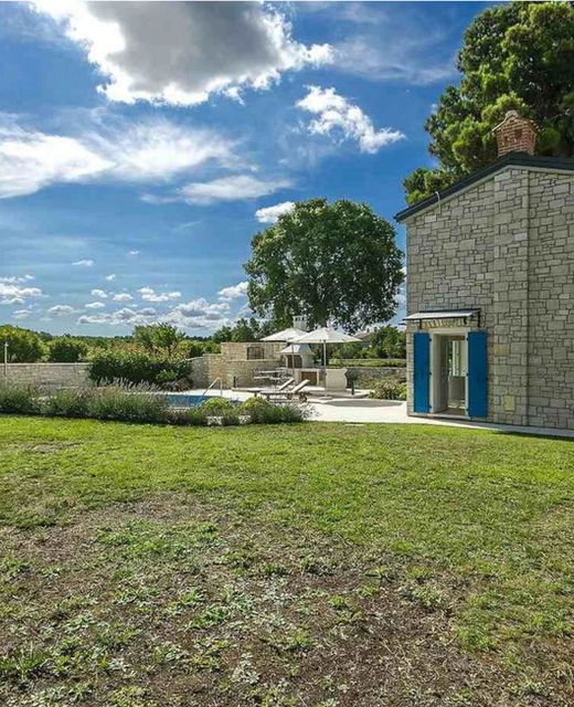 Villa Villa Lenka s bazenom Sveti Lovrec