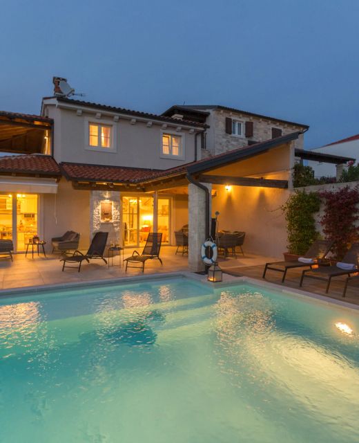 Villa Nar s bazenom i predivnim panoramskim pogledom na more Sveti Lovrec