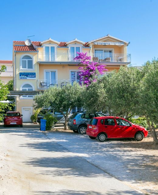 Apartments With Parking Space Trogir - 24167