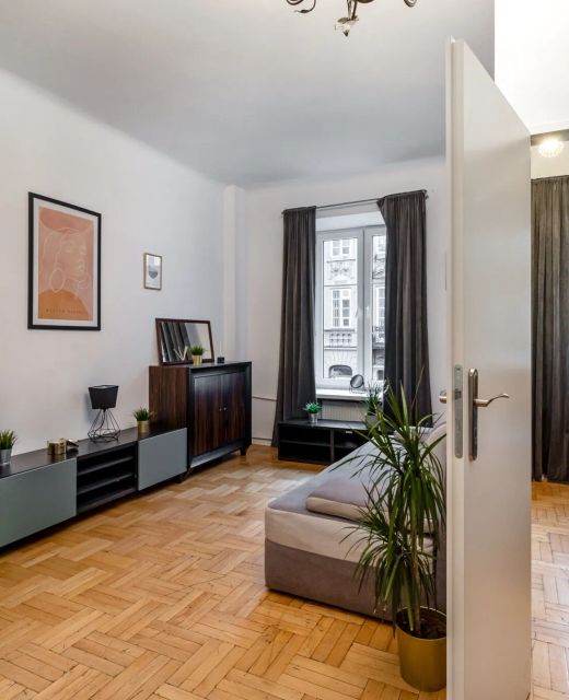 Large 4-Bedroom Apartment in the Heart of Old Town