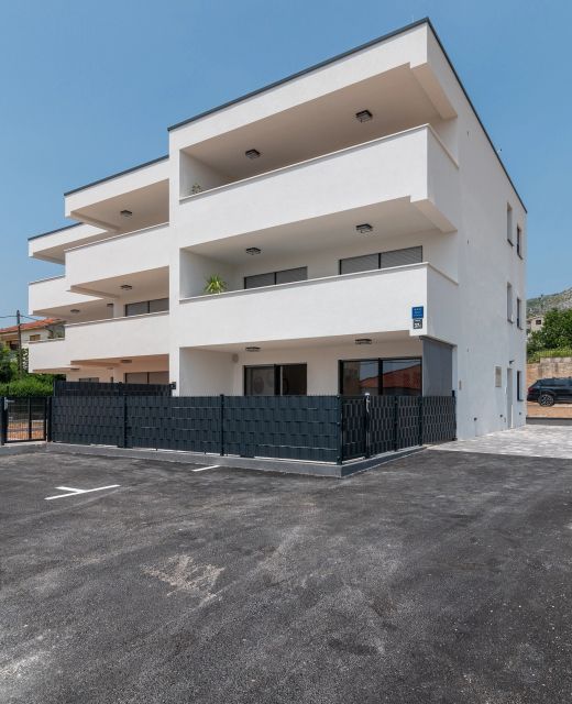 Apartments With Parking Space Trogir - 24927