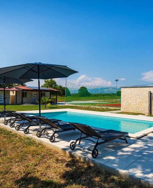 House Relax with pool and private tennis court Posedarje