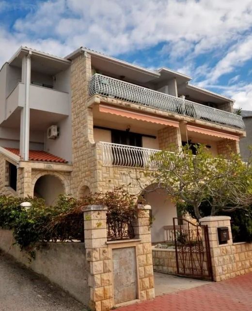 Apartments With Parking Space Makarska - 25161