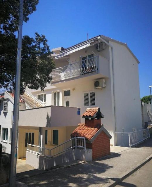 Apartments With WiFi Makarska - 25240