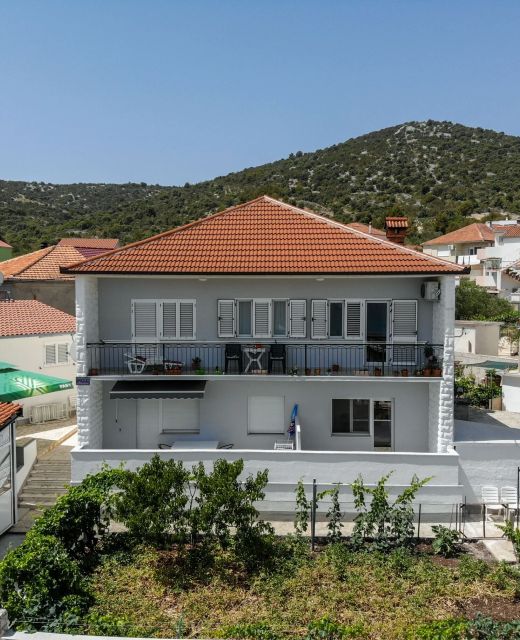 Apartments With Parking Space Vinišće, Trogir - 25256 Vinišće