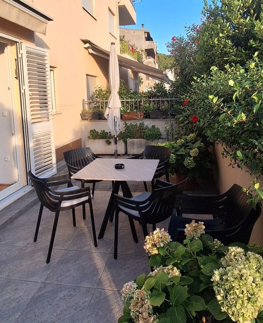 Apartments With Parking Space Makarska - 25264
