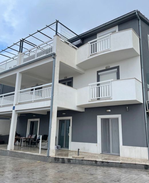 Apartments With Hot Tub Stanići, Omiš - 25362 Stanići