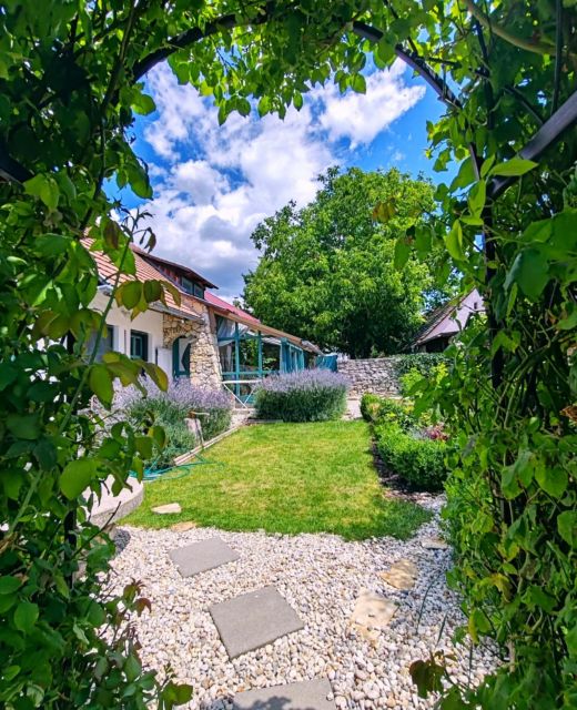 Estate by the creek Vászoly