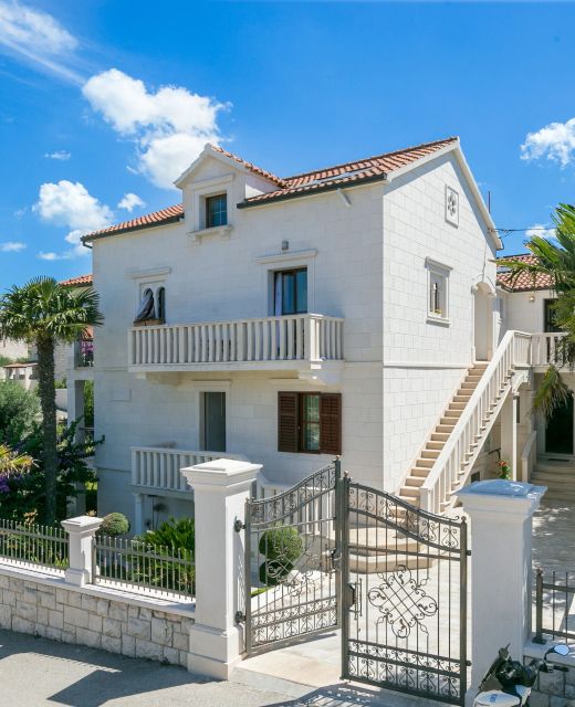 Apartments With Parking Space Supetar, Brač - 18307 Supetar