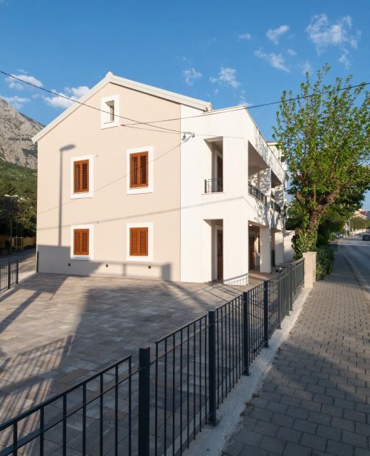 Apartments With Parking Space Makarska - 25823