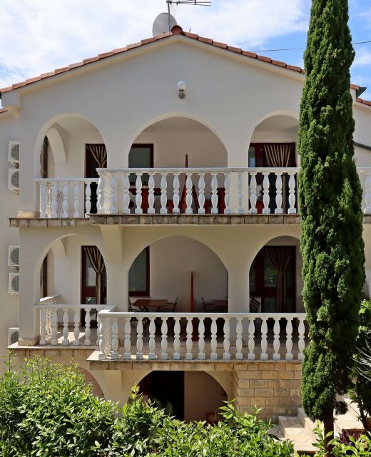 Apartments With Parking Space Šilo, Krk - 25496 Šilo