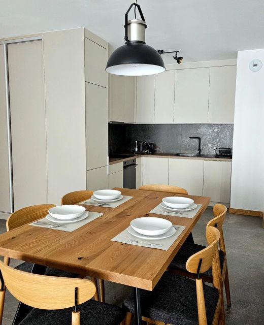 Coastline Residence – Designer Seaside Apartment with Pool, 2-Minute Walk to the Beach
