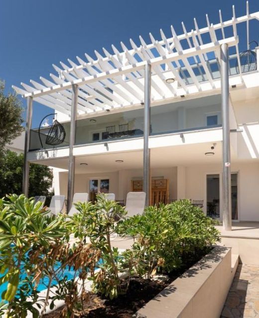 Apartments Villa Amfora with Pool Novalja
