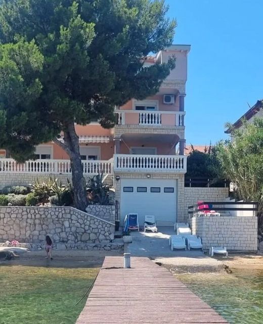 Family Friendly Seaside Apartments Tkon, Pašman - 24955 Tkon