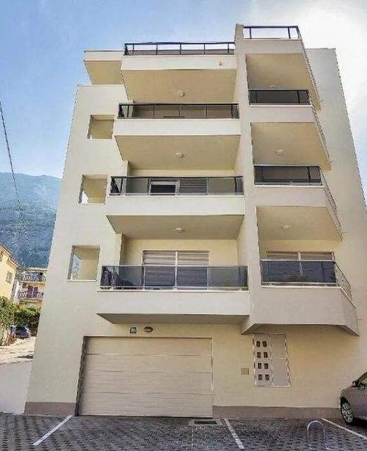 Apartments With Parking Space Makarska - 27490