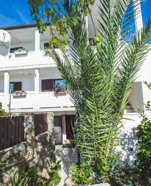 Apartmani Jug Lopar