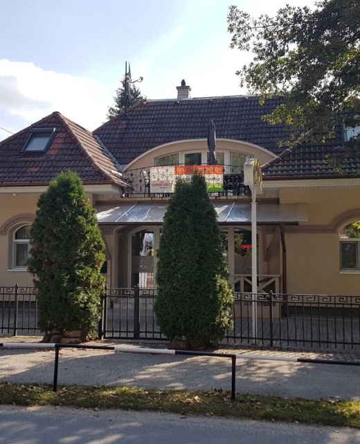 The Corner House Panzió Tata