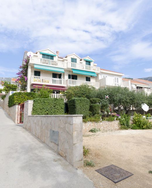 Apartment and Rooms Mate Bol