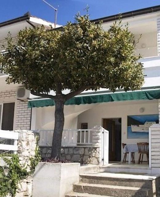 Apartments and Rooms Florijan Komarna